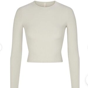 skims lounge long sleeve crop top in talc size medium